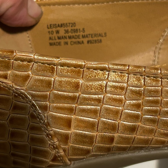 Comfortview Women's Shiny Gold Croc-Embossed Loafers - Picture 6 of 6